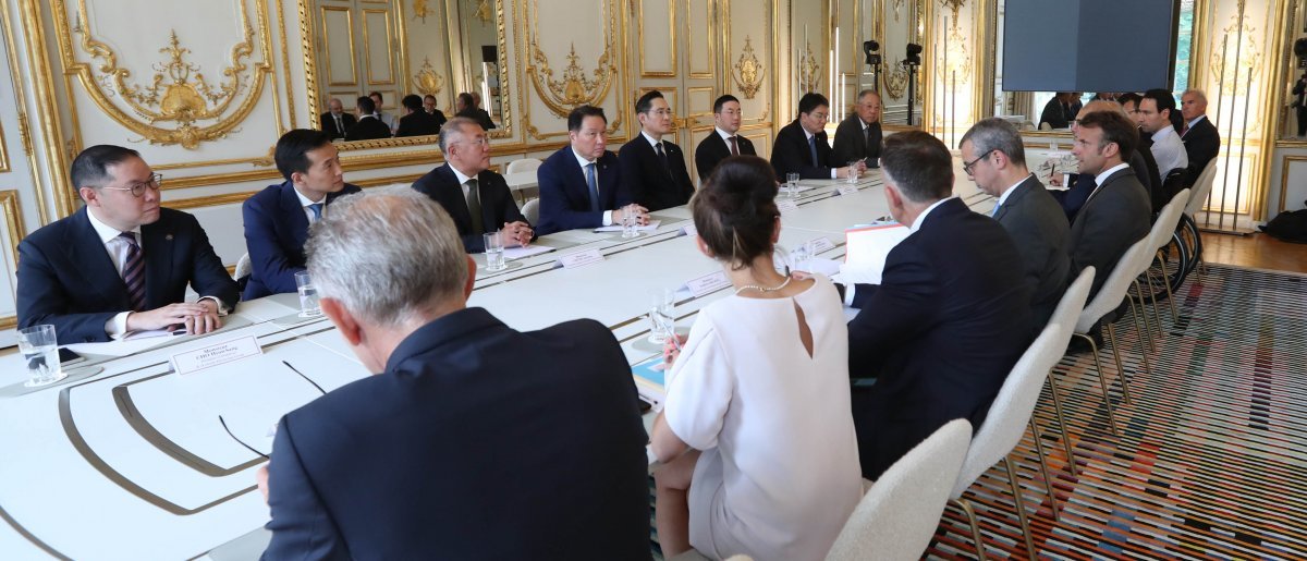 21일(현지 시간) 프랑스 파리 엘리제궁에서 8대 그룹 총수들이 에마뉘엘 마크롱 대통령과 면담하고 있다. 대한상공회의소 제공