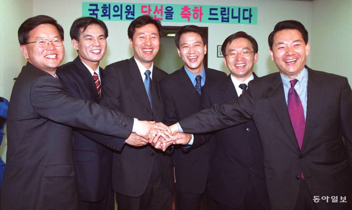 2000년 4월 당선된 386운동권 출신 의원들. 왼쪽부터 김부겸 김성호 오세훈 임종석 원희룡 장성민 당시 의원.  동아일보DB