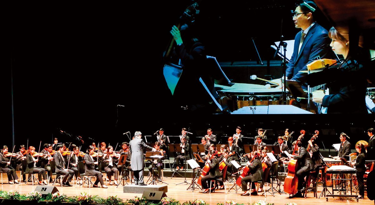 페루 국립대극장에서 열린 ‘환경콘서트’에서 하나님의 교회 오케스트라의 한국과 페루 연주자들이 협연을 펼치고 있다. 페루 환경부 제공