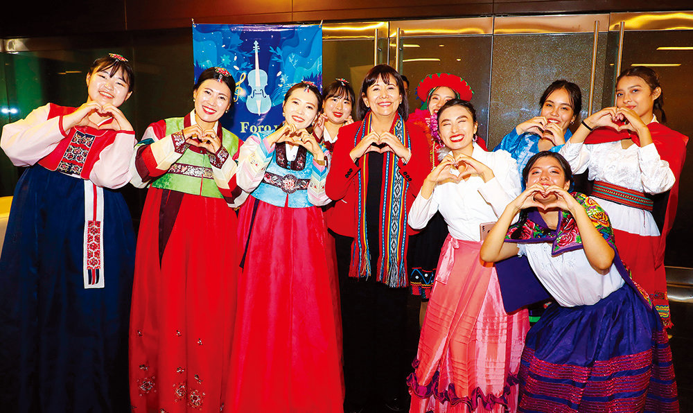 낸시 톨렌티노 가마라 여성취약계층부 장관이 한복을 차려 입은 ASEZ WAO 한국 회원들, 자국 전통의상을 입은 페루 회원들과 손하트를 보이고 있다. 페루 환경부 제공