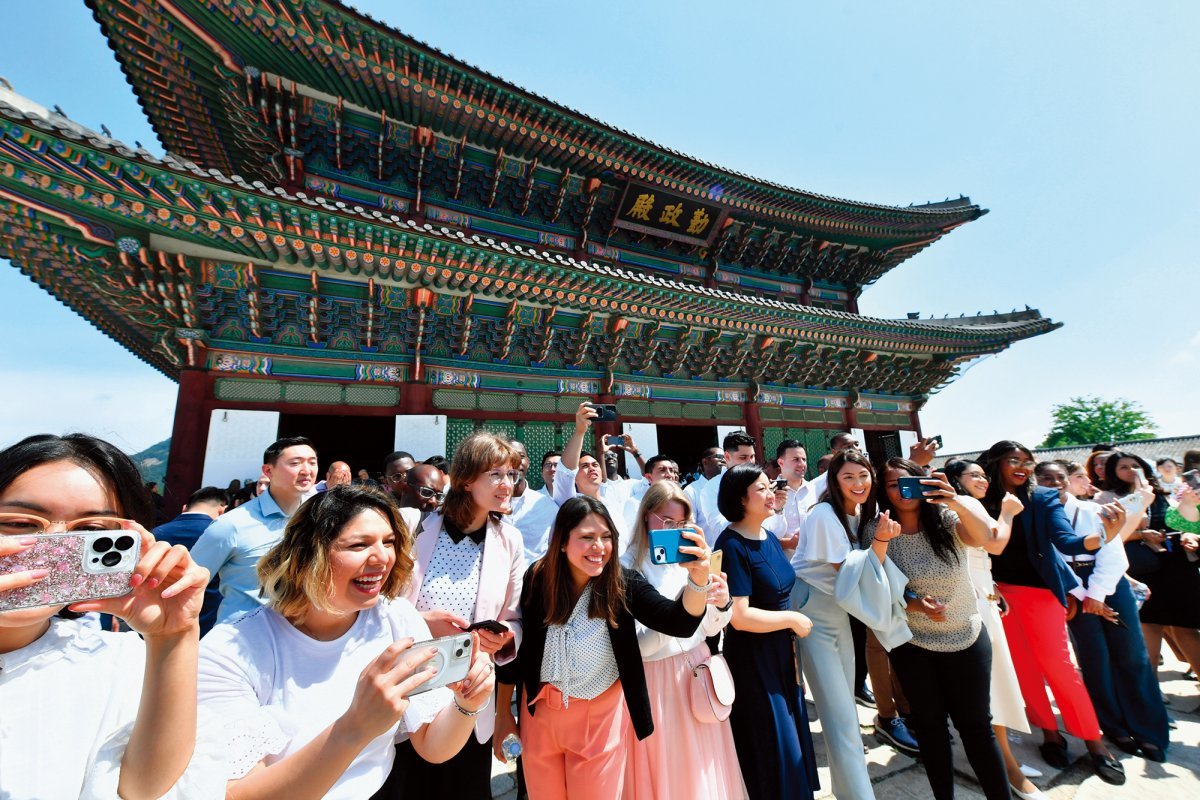 제76차 해외성도방문단으로 방한한 세계 각국 하나님의 교회 청년들이 시티 투어 일정으로 경복궁과 청와대 등을 탐방했다. 하나님의 교회 제공