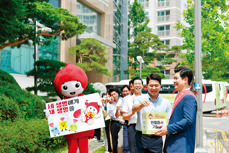 새예루살렘 판교성전에서 열린 헌혈행사에서 헌혈을 마친 참가자들이 헌혈증을 기부해 나눔의 가치를 더했다. 하나님의 교회 제공