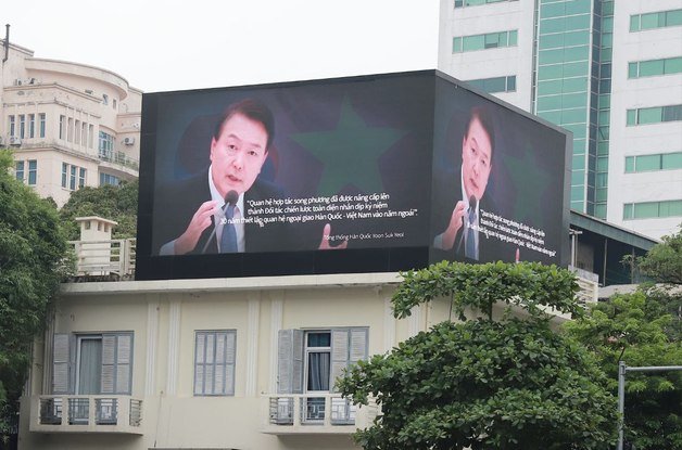 22일(현지시간) 베트남 하노이 한국문화원 옥상에 설치된 대형 전광판에서 윤석열 대통령 국빈 방문과 한-베트남 관계 격상을 기념하는 광고 영상이 상영되고 있다. 대통령실 제공