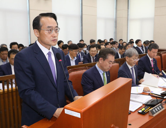 중앙선거관리위원회 사무총장 직무대행을 맡고 있는 허철훈 중앙선관위 사무차장이 22일 오전 서울 여의도 국회에서 열린 행정안전위원회 전체회의에서 업무보고를 하고 있다. 2023.6.22/뉴스1