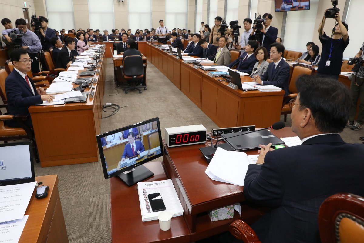 김교흥 국회 행안위원장과 국민의힘 이만희 간사, 더불어민주당 강병원 간사가 22일 오전 서울 여의도 국회에서 열린 행정안전위원회 전체회의에서 이태원 특별법을 심사하게 되는 2소위 위원장 자리를 놓고 공방을 벌이고 있다. 2023.6.22. 뉴스1