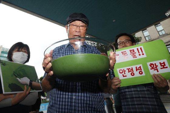 낙동강네트워크·낙동강대구경북네트워크 등 영남권 환경단체 회원들이 지난해 8월1일 대구 달성군 매곡정수장 인근 낙동강에서 퍼온 물을 투명 용기에 따른 뒤 대구시장 항의방문과 서한문 전달을 시도하며 청사 정문 앞에서 청원경찰과 대치하고 있다. /뉴스1