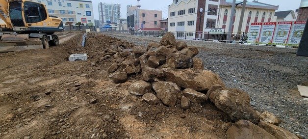 남해초등학교 운동장 배수로 공사 현장(독자제공).