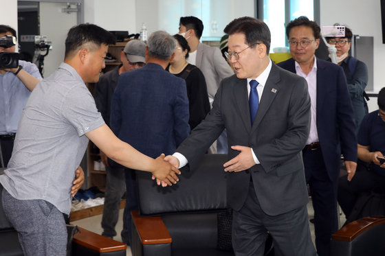 이재명 더불어민주당 대표가 22일 오후 강원 강릉 주문진어촌계복지회관에서 열린 ‘우쿠시마 원전 오염수 방류 문제 대책마련을 위한 수산업·관광업 관계자 간담회’에서 참석자들과 악수를 하고 있다. 2023.6.22/뉴스1