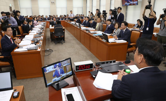 김교흥 국회 행안위원장과 국민의힘 이만희 간사, 더불어민주당 강병원 간사가 22일 오전 서울 여의도 국회에서 열린 행정안전위원회 전체회의에서 이태원 특별법을 심사하게 되는 2소위 위원장 자리를 놓고 공방을 벌이고 있다. 2023.6.22 뉴스1