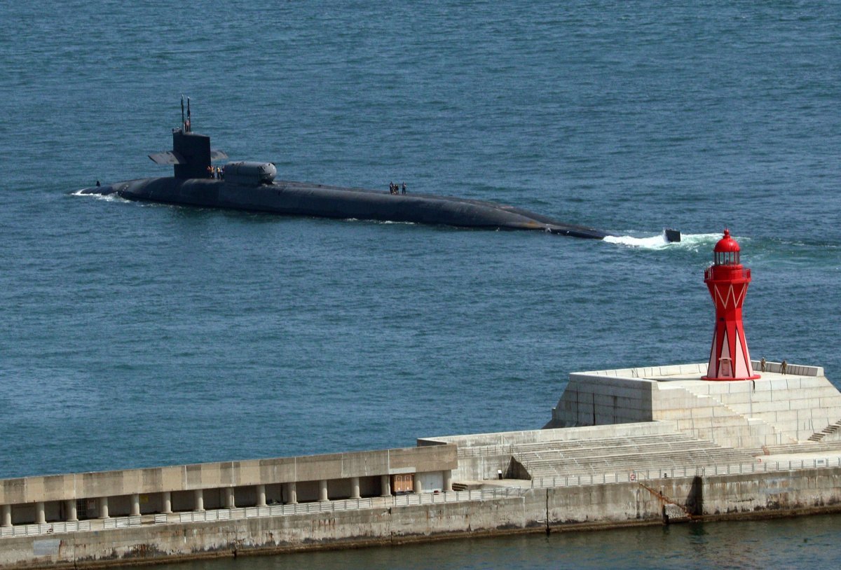 세계에서 가장 큰 잠수함 중 하나인 미국 해군 핵추진 순항유도탄 잠수함인 ‘미시간함’(SSGN-727·1만8000t급)이 22일 오후 부산 남구 해군작전사령부 부산작전기지를 출항하고 있다. 뉴시스