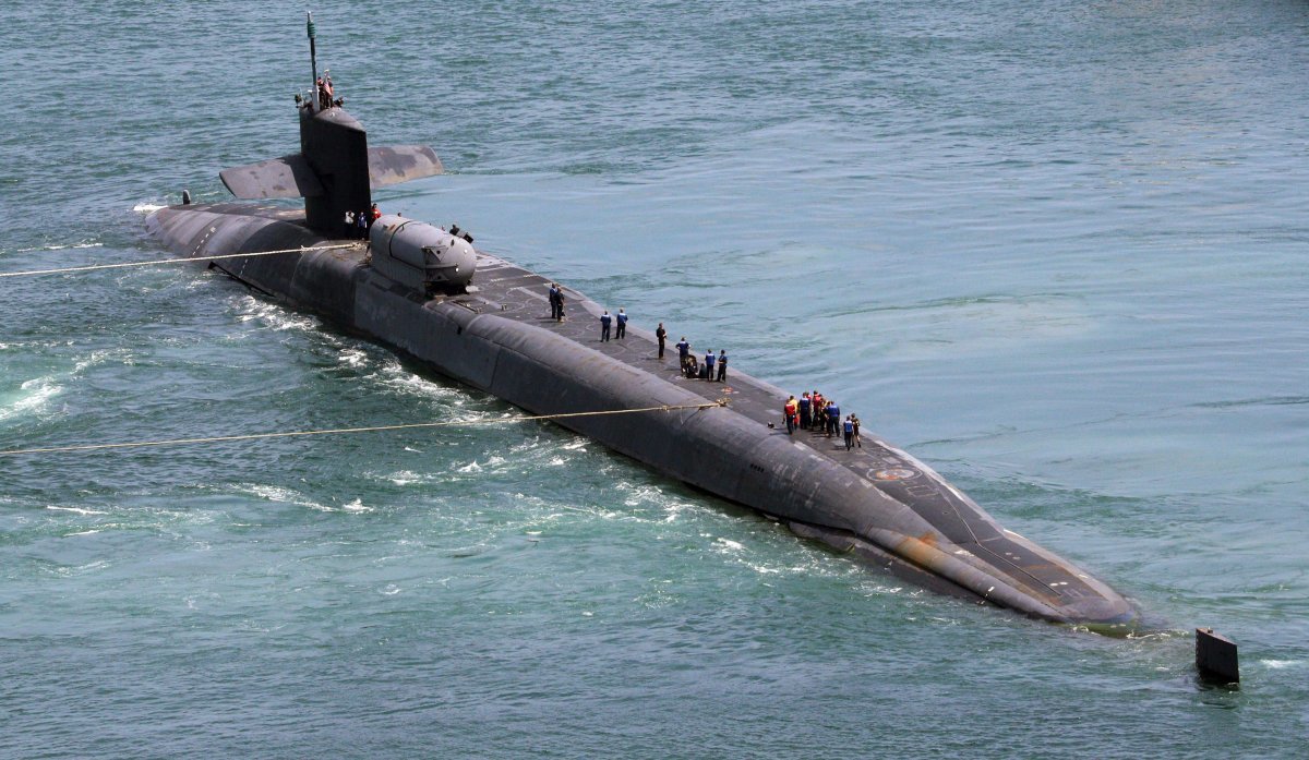 세계에서 가장 큰 잠수함 중 하나인 미국 해군 핵추진 순항유도탄 잠수함인 ‘미시간함’(SSGN-727·1만8000t급)이 22일 오후 부산 남구 해군작전사령부 부산작전기지를 출항하고 있다. 뉴시스