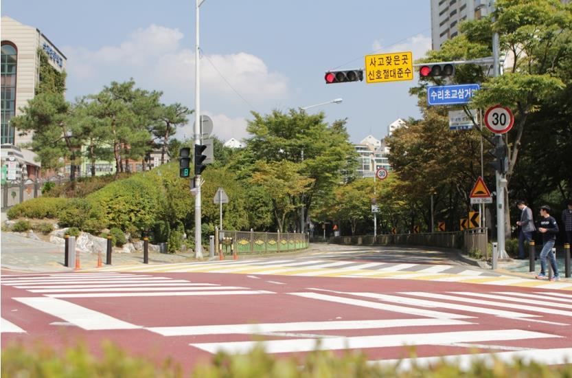 경기 군포시의 횡단보도와 신호등에 설치된 지향성 음향 기술. 시끄러운 도로에서 선명하게 경고 방송을 전달한다. 출처 = 제이디솔루션