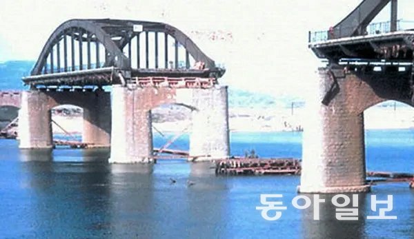 북한군이 미아리고개를 넘자 1950년 6월 28일 새벽 폭약을 터뜨려 파괴한 한강 인도교