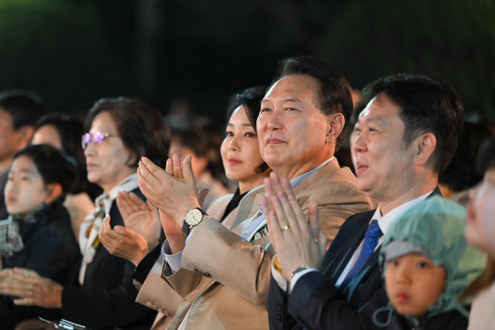 윤석열 대통령과 김건희 여사가 10일 청와대 대정원에서 열린 청와대 개방 1주년 기념 특별음악회 ‘청춘, 청와대의 봄’ 공연을 관람하고 있다. 대통령실 제공