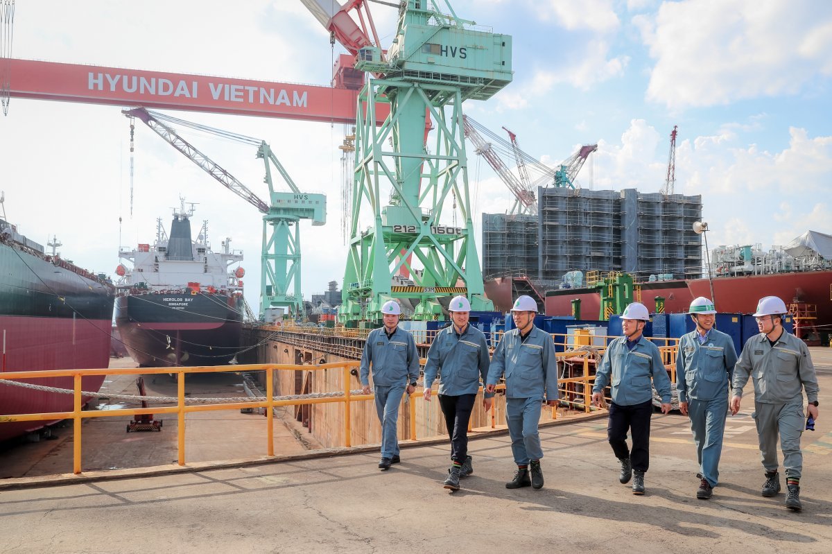 정기선 HD현대 사장(왼쪽에서 두 번째)이 21일(현지 시간) 베트남 카인호아성 현대베트남조선을 방문해 현장을 점검하고 있다. HD현대 제공