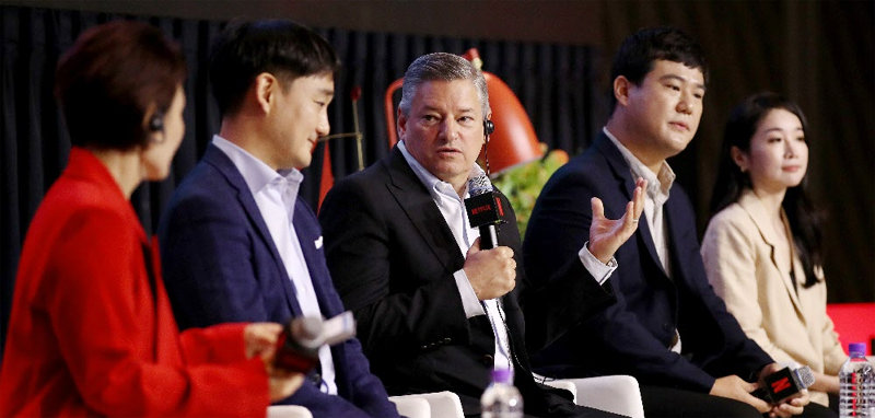테드 서랜도스 넷플릭스 공동 최고경영자(CEO·가운데)가 22일 “한국 콘텐츠는 역사, 음악, 음식 등 다양한 요소를 이야기에 흥미롭게 담아내는 힘이 있다”고 말했다. 사진공동취재단