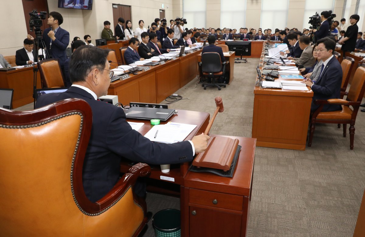 김교흥 국회 행정안전위원회 위원장이 22일 오전 서울 여의도 국회에서 열린 행정안전위원회 전체회의에서 의사봉을 두드리고 있다. 2023.6.22/뉴스1