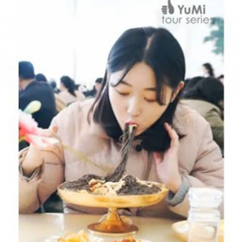 북한 유튜버 유미가 옥류관에서 쟁반고기국수를 먹고 있다. 유튜브 채널 ‘Olivia Natasha- YuMi Space DPRK daily’ 갈무리