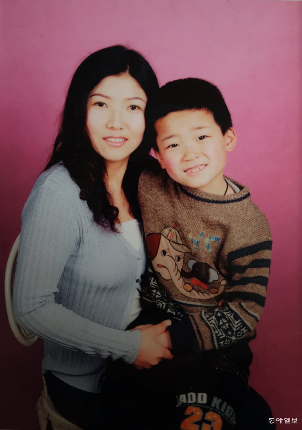 2007년 한국으로 떠나기 직전 언제 다시 만날지 모를 기약없는 이별을 앞두고 아들을 찾아가 사진을 남겼다.