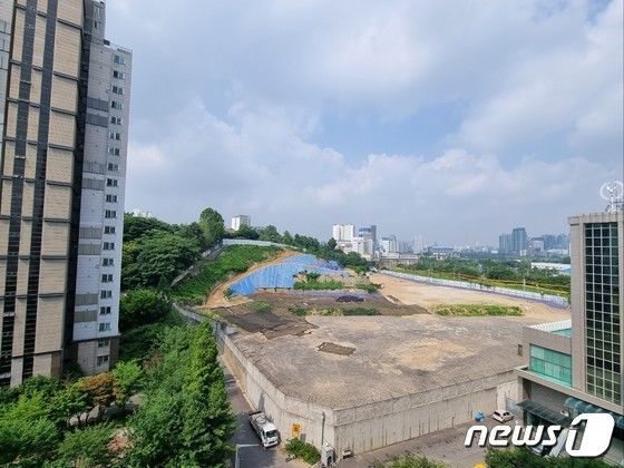서울 동작구 유원강변아파트 10층 창문에서 바라본 수방사 부지. 2023. 6. 14. ⓒ News1