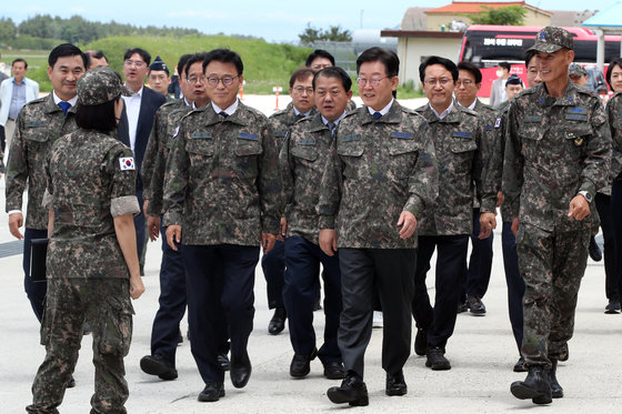 이재명 더불어민주당 대표가 23일 오전 강원 강릉시 공군 제18전투비행단에서 오홍균 단장의 설명을 들으며 소방중대를 둘러보고 있다. 2023.6.23 뉴스1