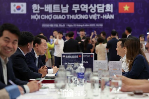 윤석열 대통령이 22일(현지시간) 하노이 국가컨벤션센터에서 열린 한·베트남 파트너십 박람회 중 무역상담회장을 찾아 참가 기업인들을 격려하고 있다. (대통령실 홈페이지) 2023.6.22/