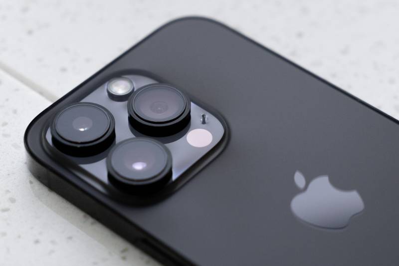 애플은 아이폰 첫 제품부터 지난해 아이폰 14 프로까지 모두 예외없이 일체형 배터리를 채택하고 있다. 출처=IT동아