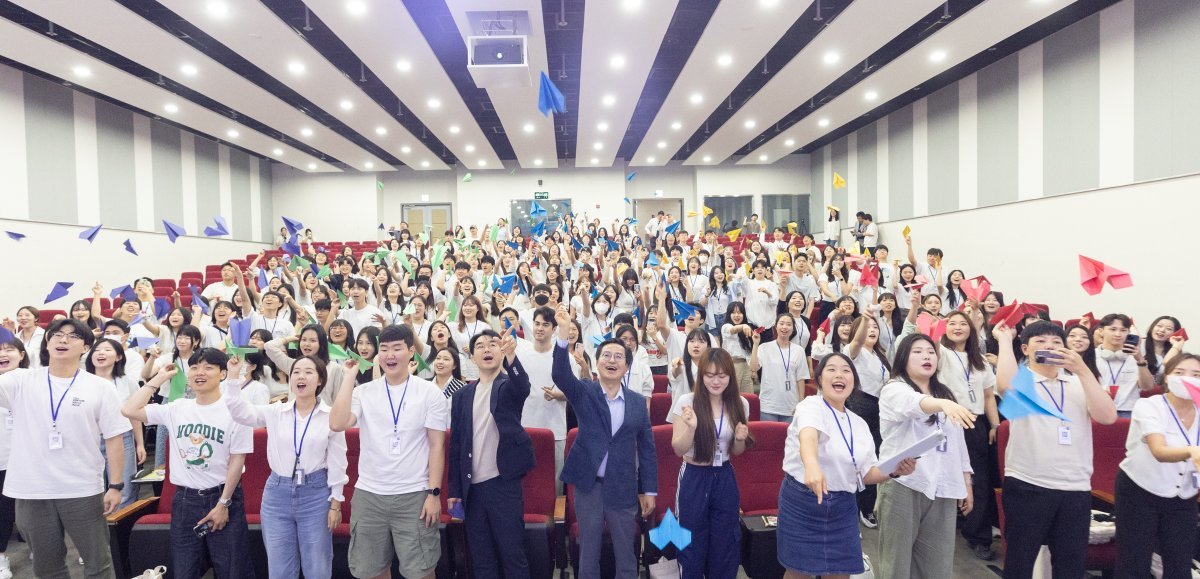 김동연 경기도지사가 23일 오후 화성 YBM연수원에서 열린 2023년 경기청년 사다리 프로그램 참여자 예비교육에 참석해 종이비행기를 날리고 있다. 경기도 제공