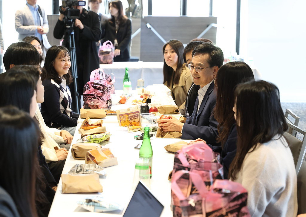 김동연 경기도지사는 올해 4월 미국 미시간대학교를 찾아 한국 유학생들과 샌드위치를 먹으며  대화를 하고 있다. 경기도 제공