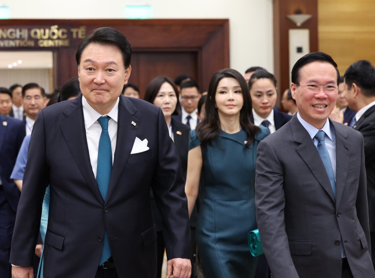 베트남을 국빈 방문 중인 윤석열 대통령과 김건희 여사가 23일(현지시간) 하노이 국제컨벤션센터에서 열린 국빈 만찬에 보 반 트엉 베트남 국가주석과 함께 입장하고 있다. 2023.06.24. 하노이=뉴시스