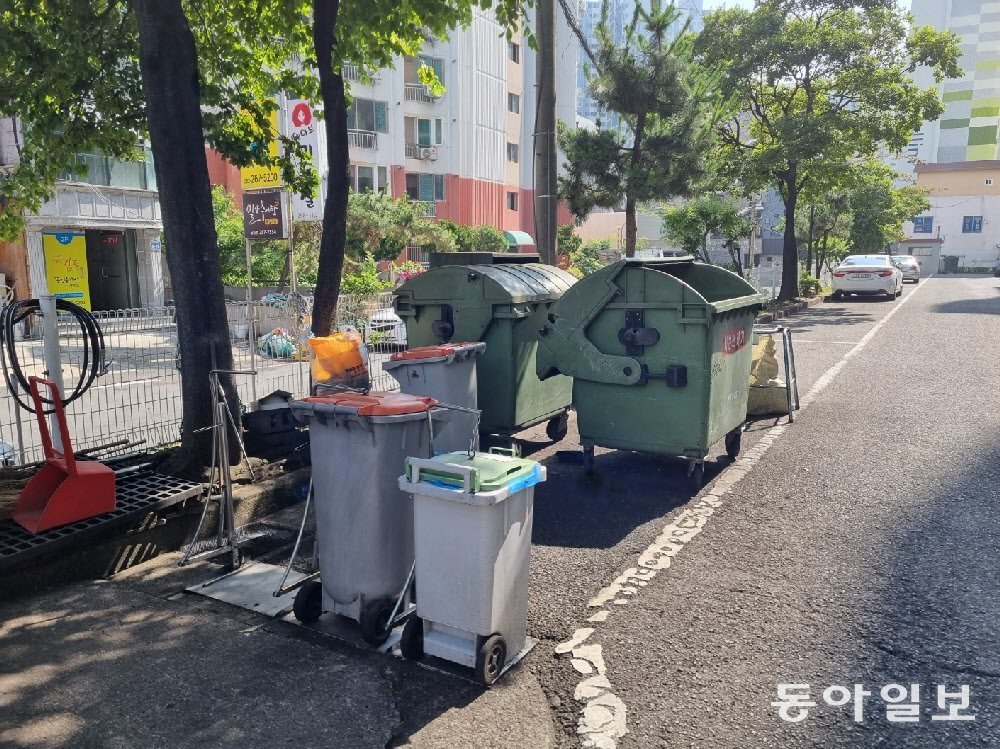 22일에는 울산 남구의 한 아파트단지 쓰레기장에서 영아 시신이 발견됐다. 환경미화원이 쓰레기를 수거차량에 싣다가 알몸 상태로 버려진 영아를 발견하고 경찰에 신고했다. 동아일보DB