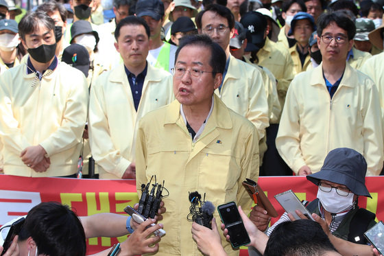 홍준표 대구시장이 지난 17일 오전 대구 중구 중앙로 대중교통전용지구에서 열리는 제15회 대구퀴어문화축제 현장을 찾아 “퀴어축제 불법 도로 점거에 대해 대구경찰청장에게 책임을 묻겠다“는 뜻을 밝히고 있다. 2023.6.17/뉴스1