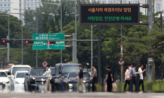 서울 지역 낮 최고기온이 35를 넘어 폭염주의보가 발령된 19일 오후 서울 영등포구 여의도 여의대로 일대 뜨겁게 달궈진 아스팔트 위로 아지랑이가 피어오르고 있다. 2023.6.19/뉴스1