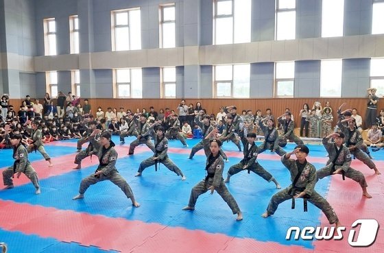 24일 대전 유성구청소년수련관에서 ‘2023 전국청소년특공무술대축전’이 열려 초등학생들이 무술 시범을 선보이고 있다. /뉴스1 ⓒNews1