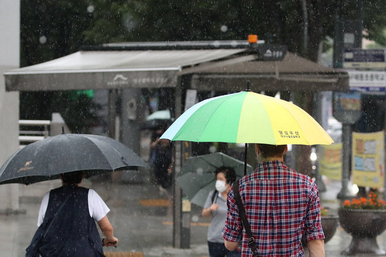 장맛비가 강하게 내리는 지난해 7월18일 오전 대구 수성구 달구벌대로에서 우산을 쓴 시민들이 발걸음을 재촉하고 있다. 2022.7.18/뉴스1