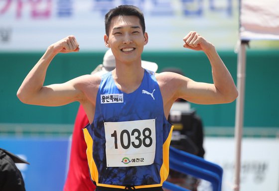 한국 남자 높이뛰기 간판 우상혁(용인시청)이 9일 오전 경북 예천스타디움에서 열린 제51회 KBS배 전국육상경기대회 높이뛰기 남자 일반부 결승에서 2m32를 뛰어넘은 뒤 기뻐하고 있다. 2023.5.9/뉴스1