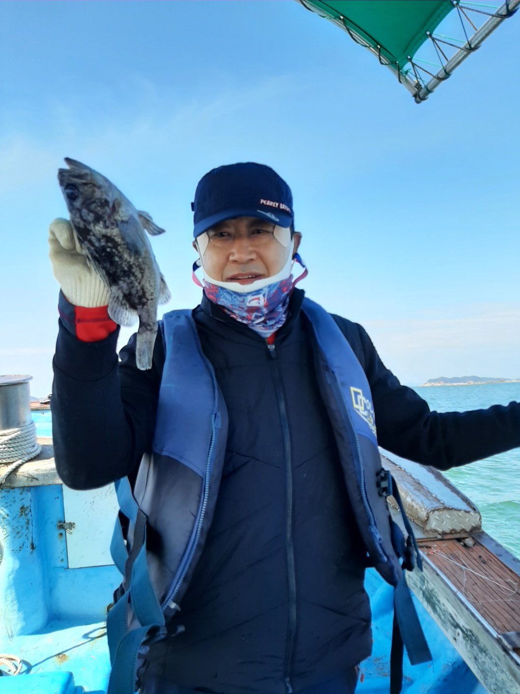 김재박 전 감독이 우럭을 낚아 올리고 있다. 섬세한 손 감각을 가진 그는 요리도 잘 한다.    김재박 전 감독 제공