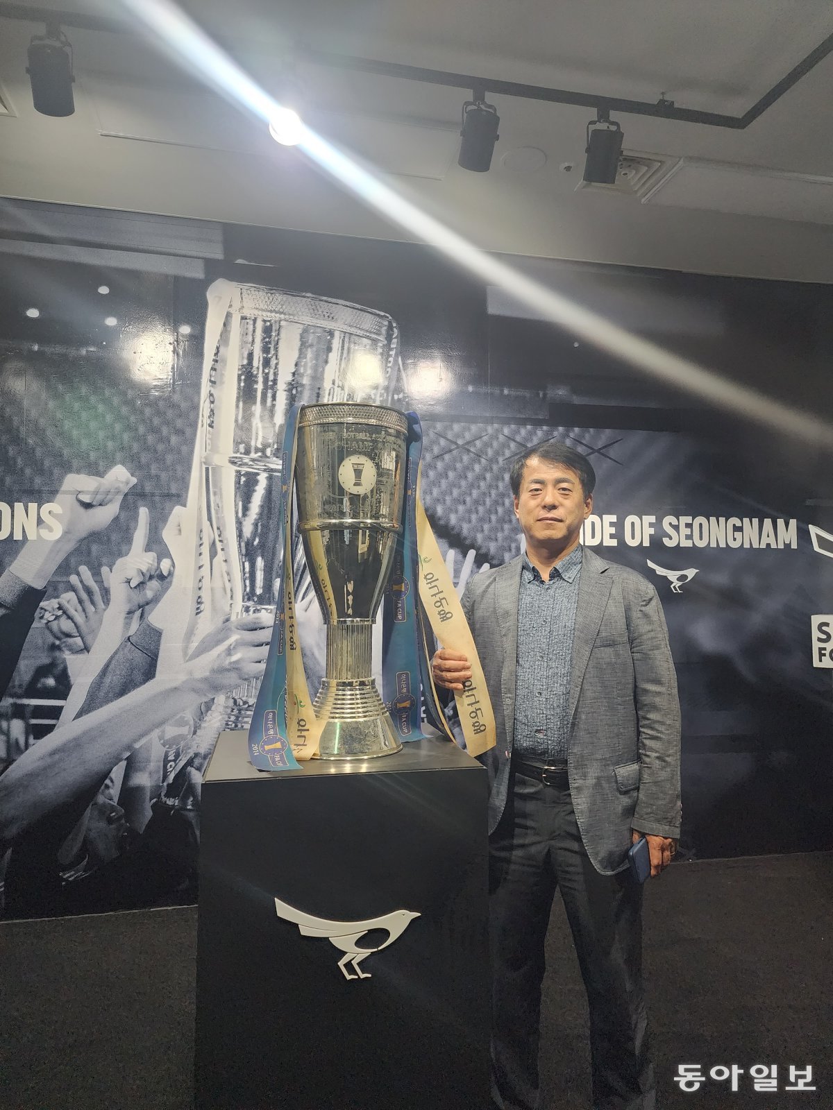 김영하 성남 FC 대표가 사무실이 있는 성남축구센터 1층에 있는 팀 전시실에서 2014년 FA(축구협회) 우승컵을 만져보며 명문 구단으로 부활을 자신했다. 성남은 일화 시절까지 포함해 K1에서 7번 챔피언 자리에 올랐다. 유재영 기자 elegant@donga.com