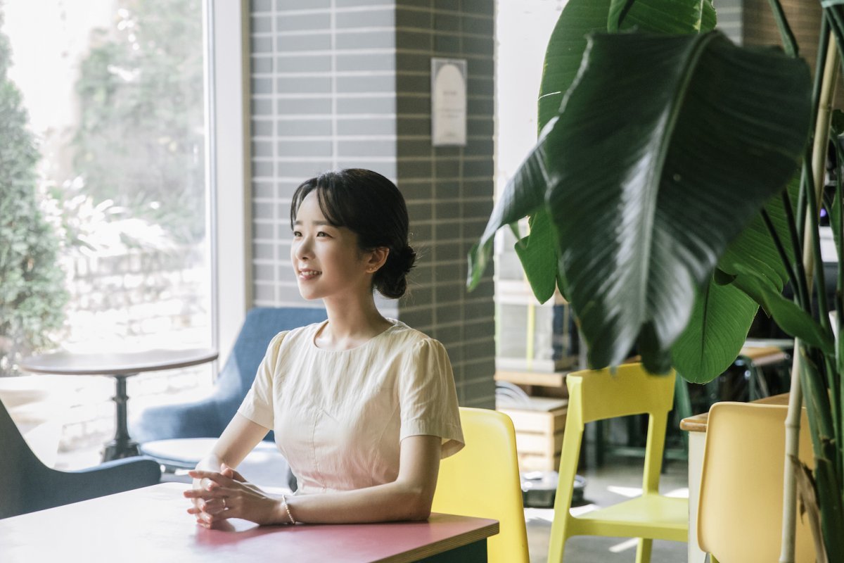 장류진 작가는 “소설을 쓰면서 인물들의 대사를 입으로 내뱉거나 몸짓과 표정을 직접 연기했다”며 “어깨가 들썩일 정도로 서럽게 울면서 소설을 쓰기도 했다”고 했다. ⓒ신나라