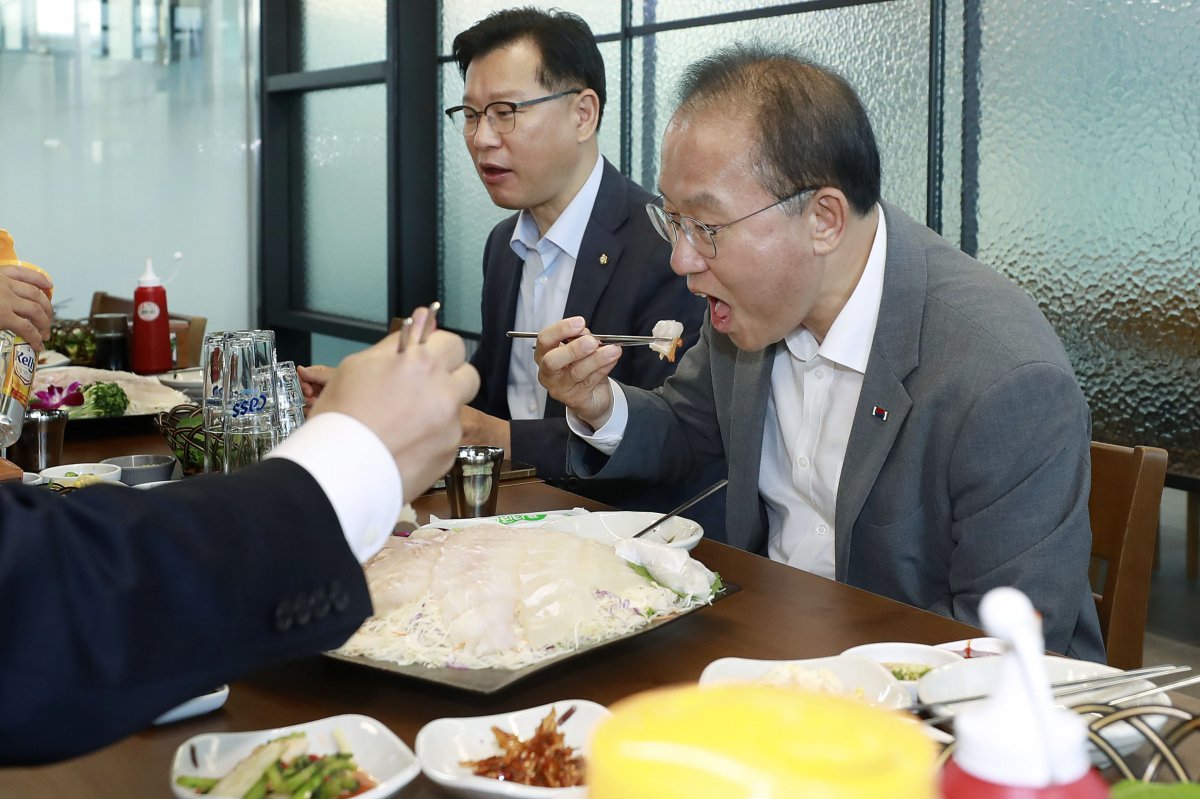 국민의힘 윤재옥 원내대표 등 원내지도부가  23일 서울 송파구 가락동 수산시장 내 한 횟집에서 회로 회식을 하고 있다. 뉴시스