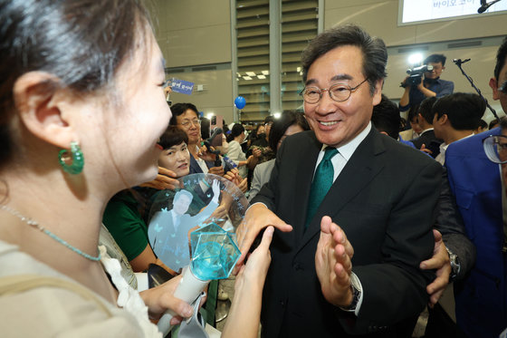 이낙연 전 더불어민주당 대표가 24일 오후 인천국제공항 제2여객터미널을 통해 귀국하던 중 지지자들과 인사를 나누고 있다. 1년간의 미국 유학 생활을 마친 이 전 대표는 “국민이 나라 걱정하는 지경“이라며 ”못다한 책임 다 할 것“이라고 밝혔다. (공동취재)2023.6.24/뉴스1 ⓒ News1