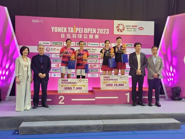 신승찬(오른쪽에서 세 번째)과 이유림(오른쪽에서 네 번째)이 25일 대만 타이베이에서 열린 BWF 월드투어 슈퍼 300시리즈 대만오픈에서 우승한 뒤 시상대에 올라 기념 촬영을 하고 있다. (대한배드민턴협회 제공)