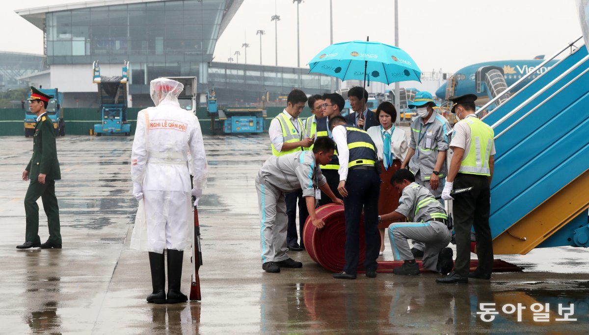 베트남측 관계자들이 윤석열 대통령과 김건희 여사의 ‘공항 출발 행사’를 준비하고 있다. 하노이=최혁중 기자 sajinman@donga.com