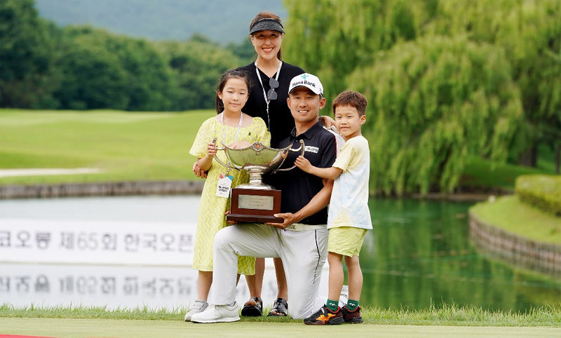 25일 내셔널 타이틀 골프 대회인 제65회 코오롱 한국오픈 정상에 오른 한승수(오른쪽에서 두 번째)가 우승 트로피를 들고 아내, 두 자녀와 함께 기념 촬영을 했다. 코오롱 한국오픈 조직위원회 제공