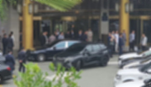25일 오후 유명 폭력조직 ‘신20세기파’ 두목의 결혼식이 열리는 부산 중구 한 호텔 앞에 하객들이 모여 있다. 뉴스1