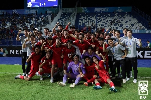 25일(현지시간) 태국 빠툼타니 스타디움에서 열린 2023 아시아축구연맹(AFC) U-17 아시안컵 8강전 한국과 태국의 경기에서 4대1로 승리한 대표팀이 경기를 마치고 기념촬영을 하고 있다. 대한축구협회 제공