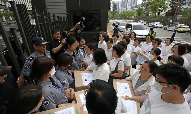 대한간호협회 간호사들이 26일 오전 세종시 어진동 보건복지부를 항의 방문하여 보건복지부의 간호법 허위사실 유포, 불법진료 묵인 등을 규탄하는 기자회견을 마친뒤 면허증을 보건복지부에 반납하는 과정에서 관계자들과 충돌하고 있다. 2023.6.26/뉴스1