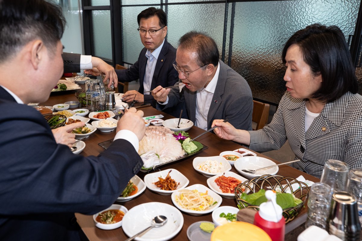 윤재옥 국민의힘 원내대표를 비롯한 원내지도부가 23일 서울 송파구 가락 수산물시장 내 한 횟집에서 회 만찬을 하고 있다. 뉴스1