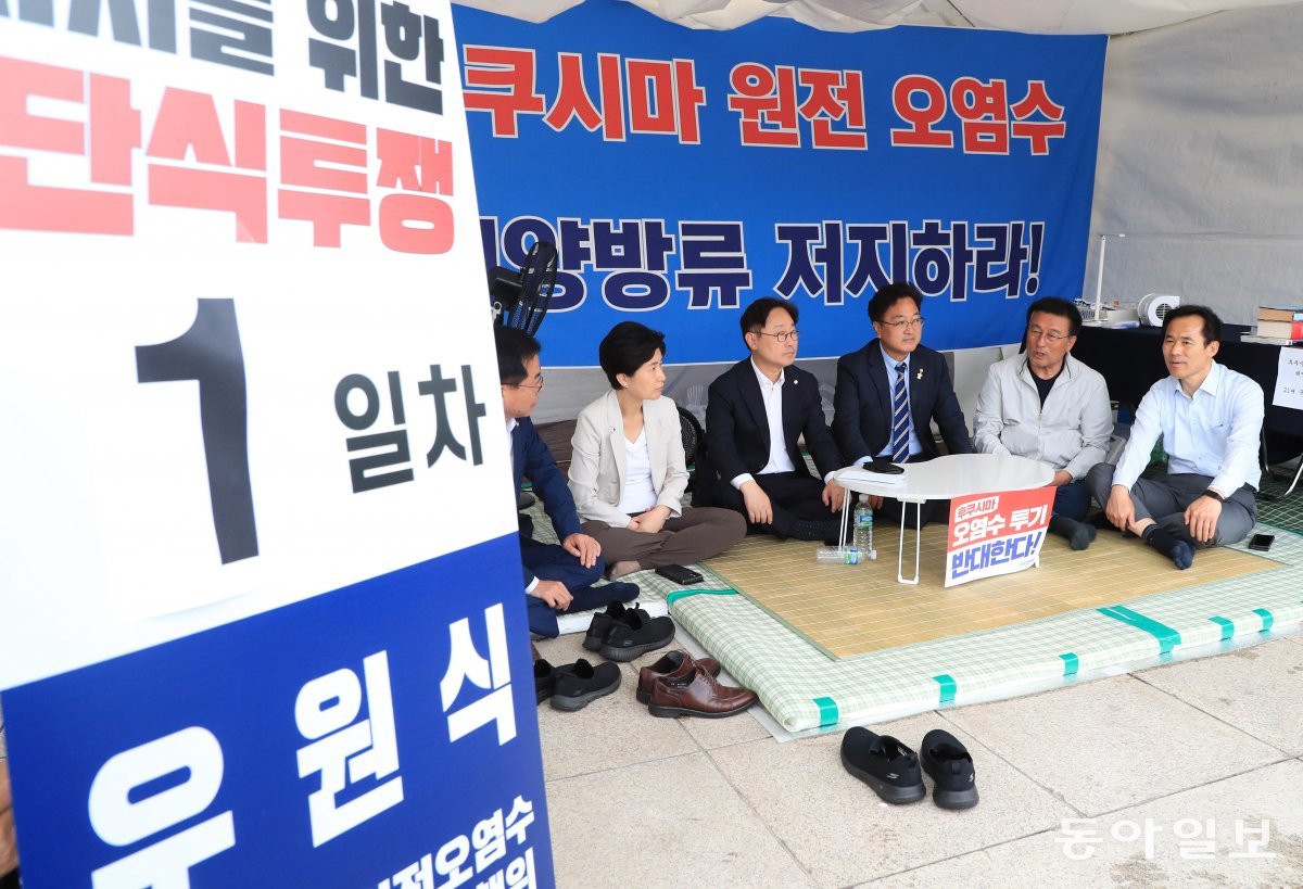 26일 더불어민주당 우원식 의원이 국회 본청 앞 천막에서 단식투쟁에 들어갔다. 김재명 기자 base@donga.com