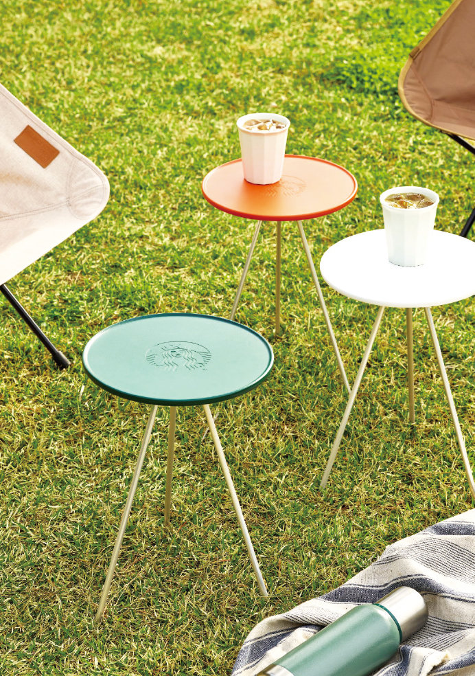 ‘스타벅스 사이드 테이블’은 컴팩트한 캠핑용 테이블로 가볍고 설치가 간편해 다양한 공간에서 활용할 수 있다.